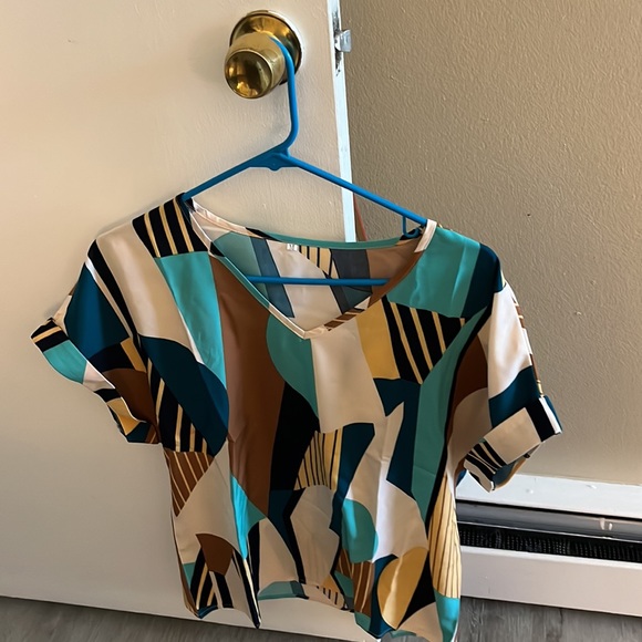 Selling a beautiful blouse size medium - Picture 3 of 5